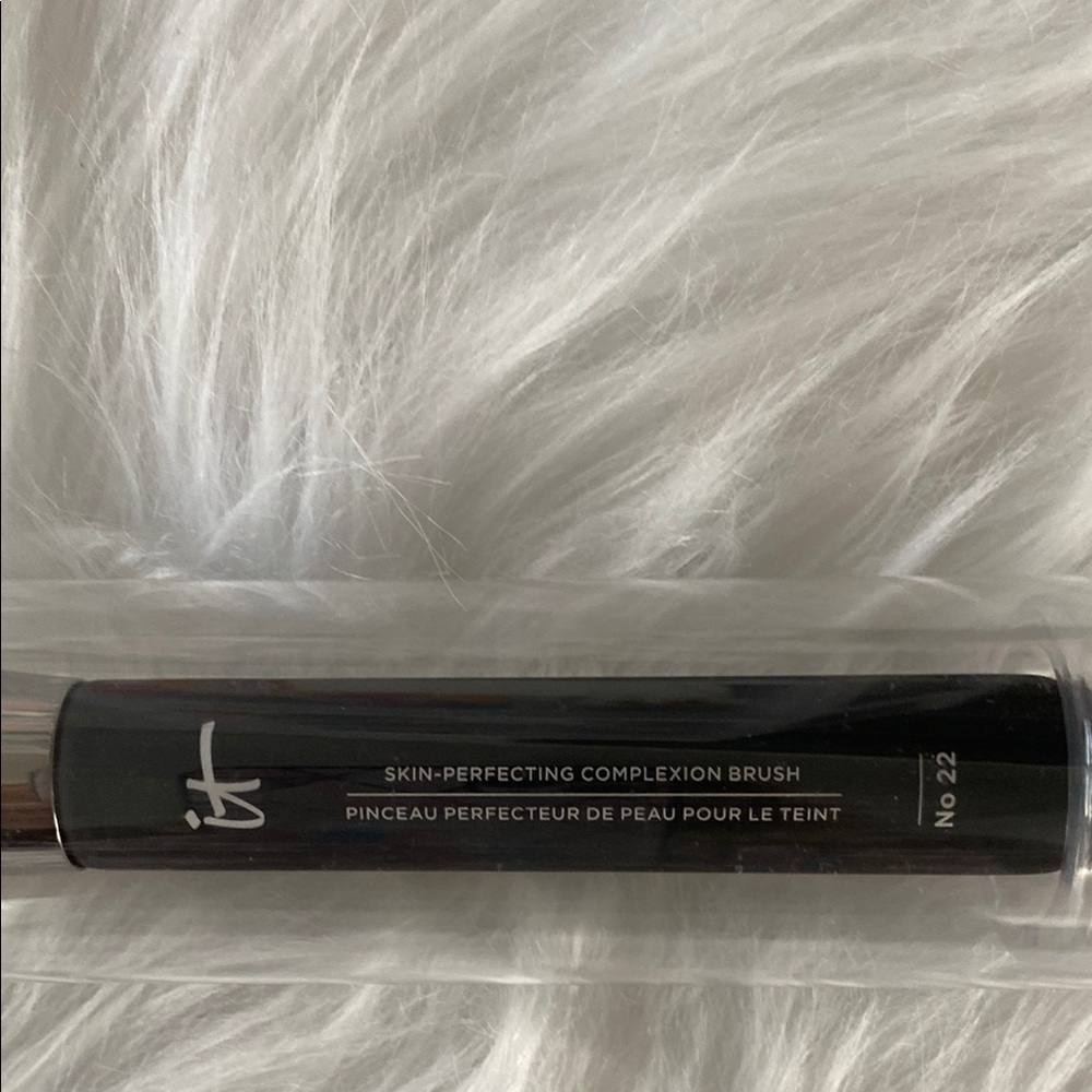 New IT heavenly luxe bye bye foundation brush - Picture 4 of 4